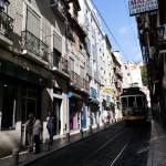 Il tram giallo n° 28 che scende dalla collina